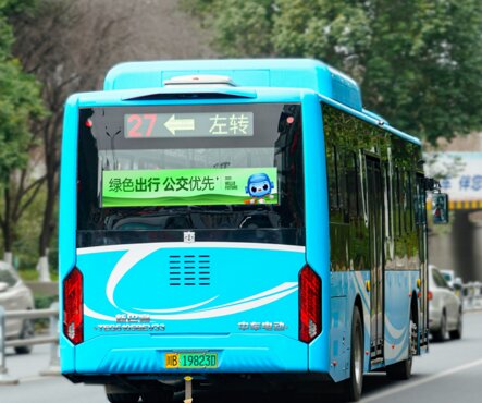 第一戶外傳媒-綿陽公交車尾LED屏