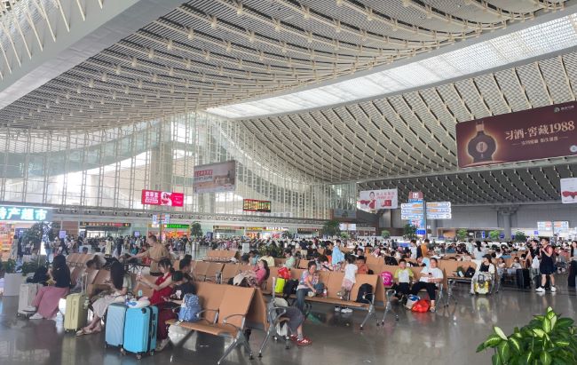 廈門北高鐵站候車大廳上方吊旗廣告投放，廈門北站大屏廣告