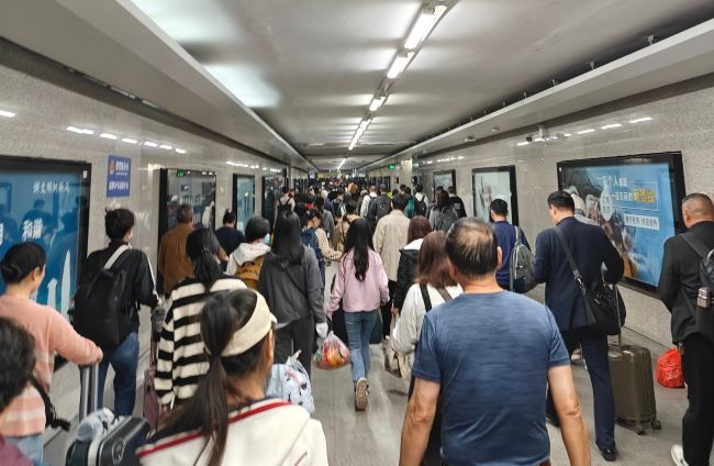 深圳東站高鐵出站通道墻面燈箱廣告投放，布吉火車站廣告價格