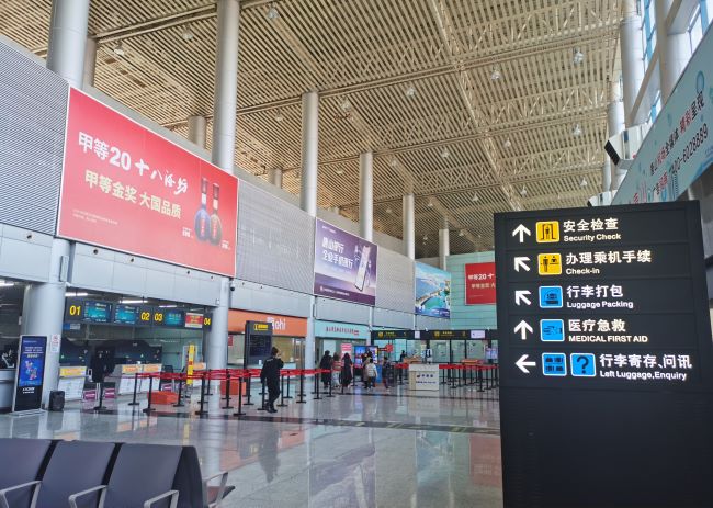 唐山機場出發值機柜臺上方大牌廣告投放，三女河機場大屏廣告