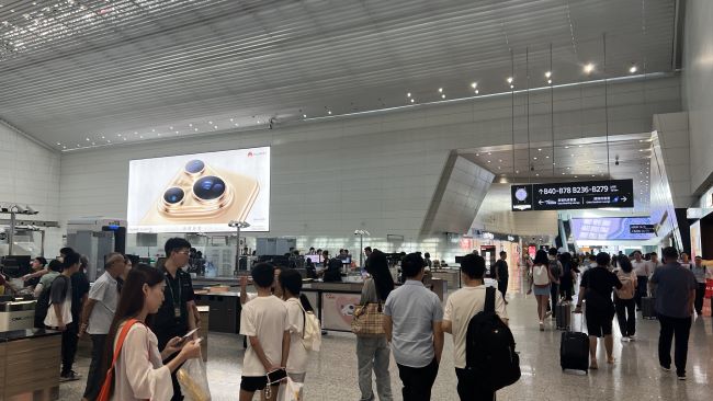 廣州機場出發安檢大廳高空墻面廣告牌投放，廣州白云機場廣告