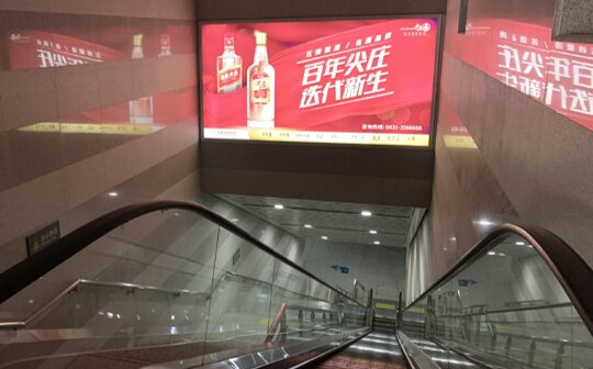 第一戶(hù)外傳媒-蘭州西站-站臺(tái)層出站口楣頭燈箱