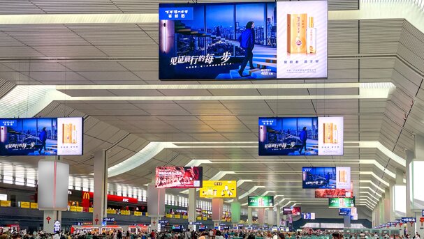 第一戶(hù)外傳媒-蘭州西站-候車(chē)大廳雙面吊旗燈箱 