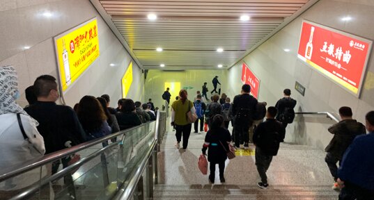 第一戶(hù)外傳媒-蘭州西站-出站扶梯燈箱