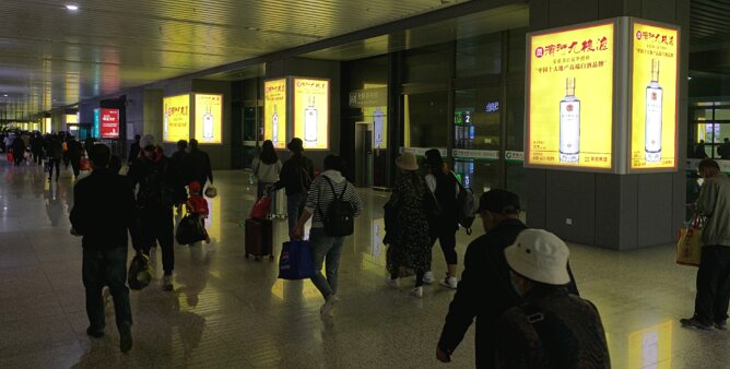 第一戶(hù)外傳媒-蘭州西站-出站通道包柱燈箱