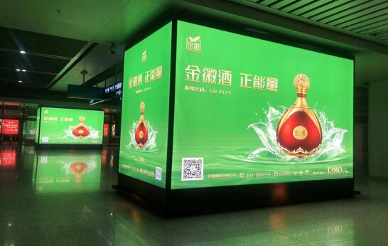 第一戶(hù)外傳媒-蘭州西站-到達(dá)走廊雙立柱燈箱