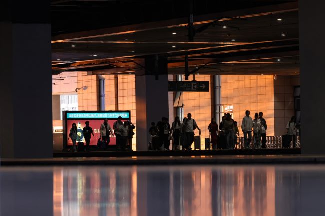 福州南站站臺(tái)燈箱廣告投放，福州南高鐵站大屏廣告案例