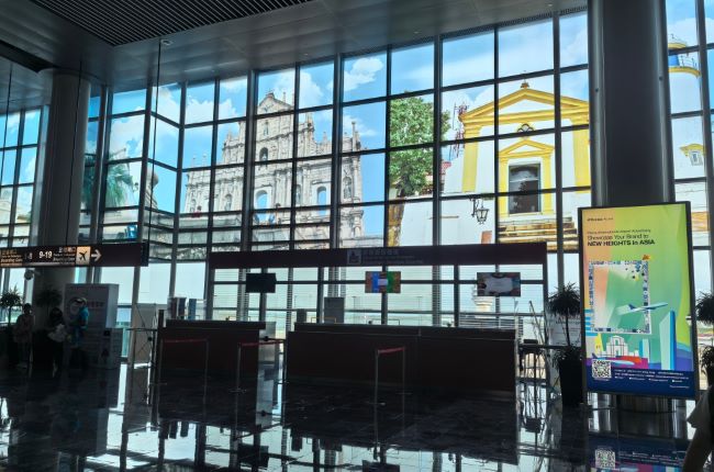 澳門國(guó)際機(jī)場(chǎng)候機(jī)區(qū)登機(jī)口燈箱廣告投放，澳門機(jī)場(chǎng)大屏廣告