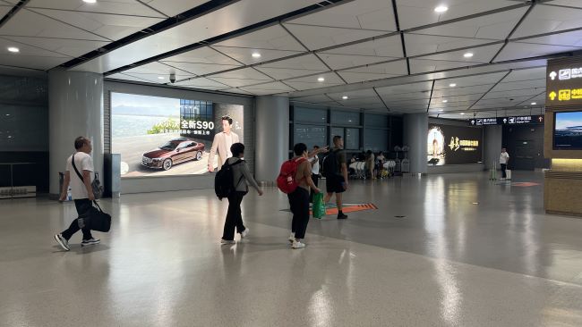 西安機場到達通廊正迎面墻面燈箱廣告投放，西安咸陽機場廣告