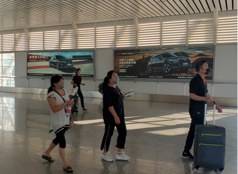 第一戶外傳媒-黃山北站-二樓進站天橋墻面燈箱