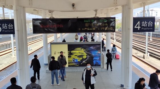 第一戶外傳媒-黃山北站-站臺層燈箱