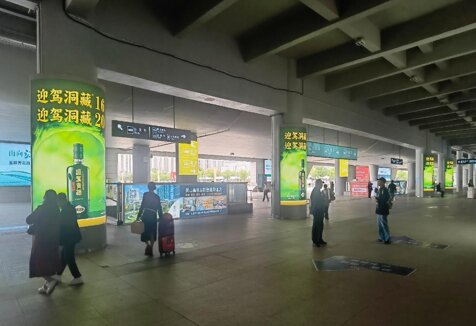 第一戶外傳媒-黃山北站-出站大廳圖騰柱燈箱