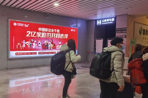 第一戶外傳媒-賀州站-出站通道新站房燈箱