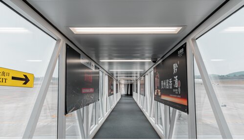 第一戶外傳媒-銅仁鳳凰機場-登機內廊橋廣告