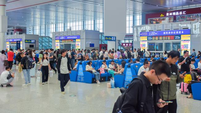 貴陽北站候車大廳檢票口兩側大屏廣告，貴陽北高鐵站LED廣告