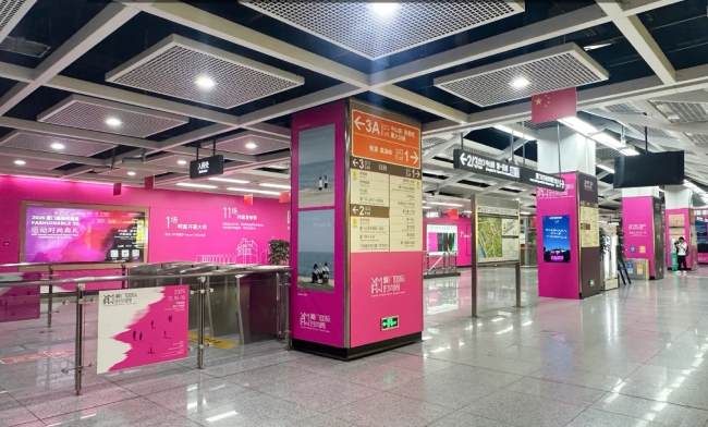 廈門鎮(zhèn)海路地鐵站廳通道墻貼廣告投放，廈門地鐵大屏廣告價(jià)格