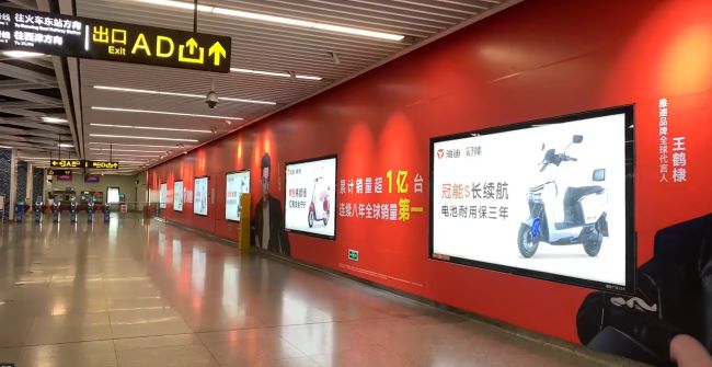 南寧朝陽(yáng)廣場(chǎng)站地鐵站廳墻貼廣告投放，南寧地鐵廣告價(jià)格