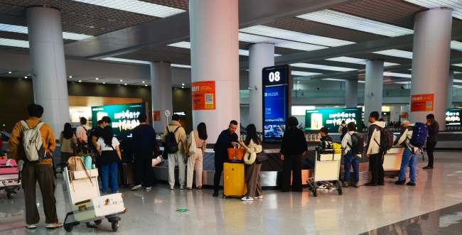 青島膠東機場行李轉盤上方大屏廣告投放，青島機場LED廣告價格