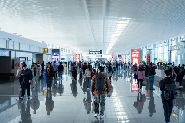 青島膠東機場候機大廳燈箱廣告投放，青島機場大屏廣告價格