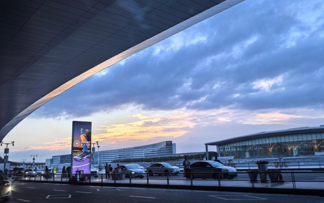 青島膠東機場出發戶外車道立牌燈箱廣告，青島機場廣告價格