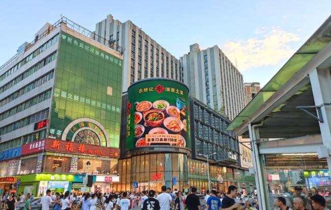 深圳東門1234SPACE弧形LED大屏廣告：商圈核心的視覺引力場