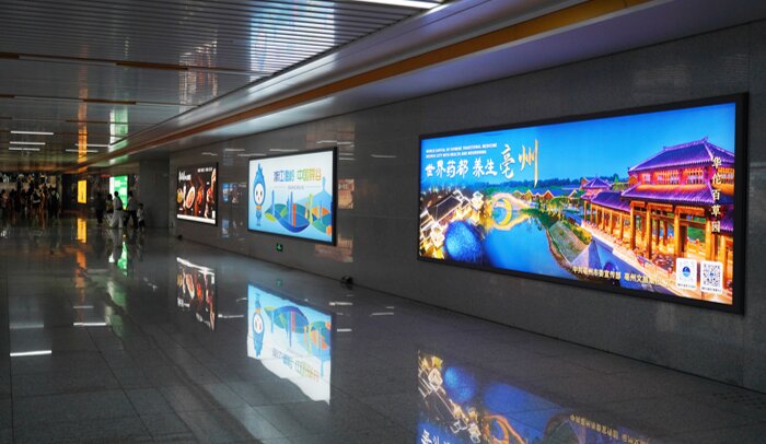 第一戶外傳媒-亳州南站-出站通道燈箱 第一戶外傳媒-亳州南站-出站通道燈箱
