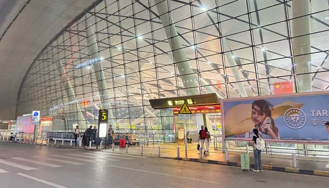 南寧機場T2出發大廳航站口入口燈箱廣告的視覺引力