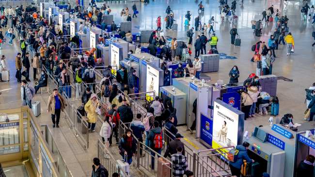 南京南站安檢口LED屏：旅客動線的精準觸達媒介