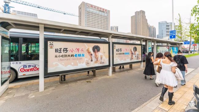 武漢公交候車亭廣告：城市靜態客流的高效觸達之道