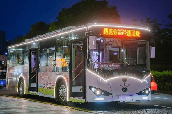 深圳公交廣告520經典粉紅涂裝案例，深圳公交車身廣告價格線路優勢