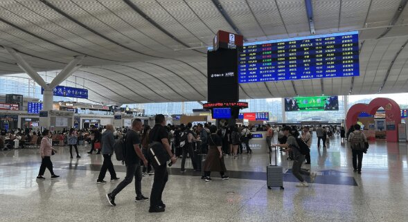 深圳北站LED屏廣告價格，深圳北高鐵站服務臺三角旋轉屏廣告報價