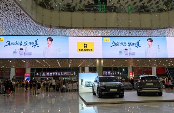 倍思-深圳機場LED大屏廣告