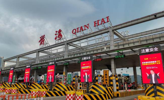 深圳沿江高速前海收費(fèi)站LED大屏：大灣區(qū)樞紐的精準(zhǔn)廣告觸達(dá)