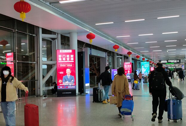 深圳北站出站通道LED廣告案例分享——恒溫門窗發明者福臨門世家