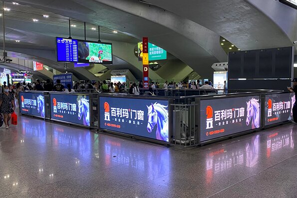 廣州南站一層地鐵口換乘最醒目廣告位？廣州南圍擋LED屏廣告價格