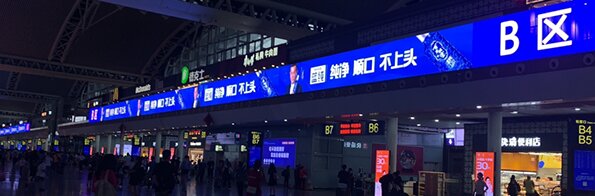 廣州南站最大LED大屏廣告價格？食品快消廣州南站廣告案例