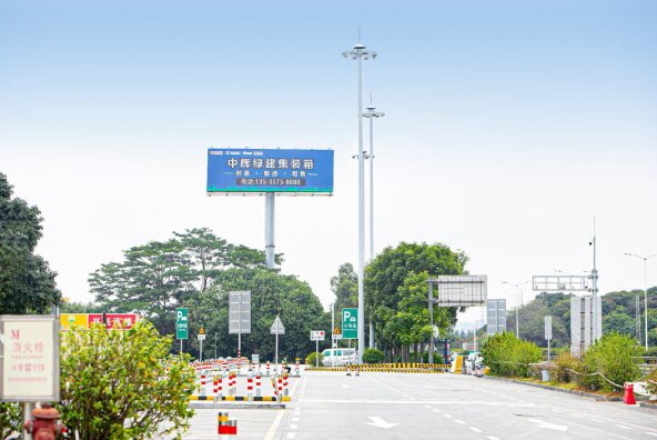 東莞高速立柱大牌廣告價格多少錢？?；⒏咚贃|莞虎門廣告牌位置