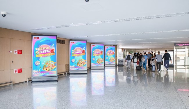 青島膠東機場到達通廊刷屏大屏廣告：旅客動線的精準傳播網絡