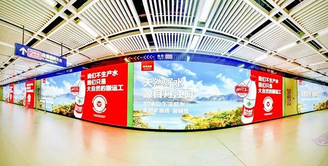 武漢地鐵廣告媒體迎來改造升級，“燈箱+墻貼”化身“超級燈箱”！