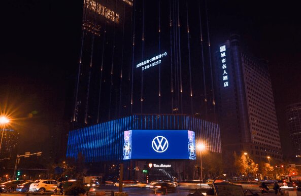 成都蘭博基尼中心LED大屏廣告價格多少錢？成都天府大道廣告裸眼3D
