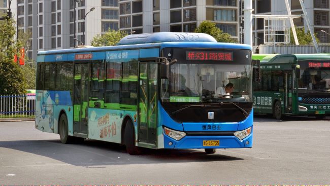 義烏公交車身廣告：城市動脈上的移動視覺名片