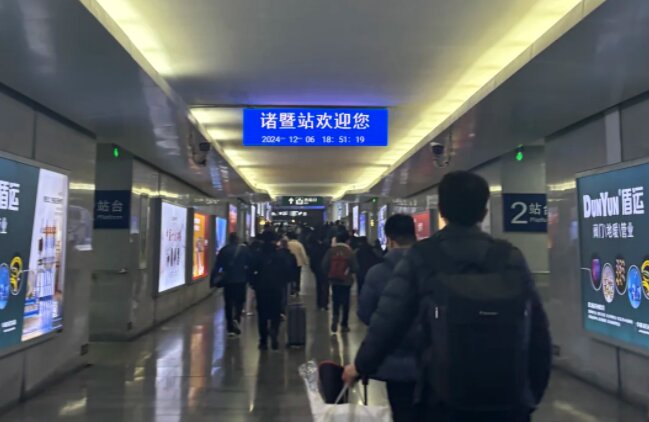 第一戶外傳媒-諸暨站-出站通道墻面燈箱 第一戶外傳媒-諸暨站-出站通道墻面燈箱