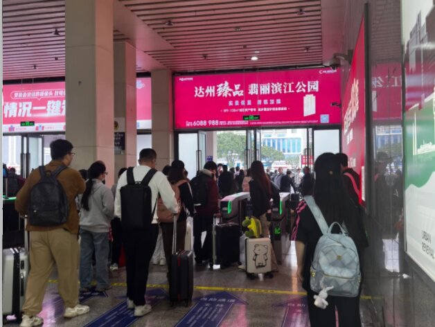 第一戶外傳媒-達州站-出站檢票口上方燈箱