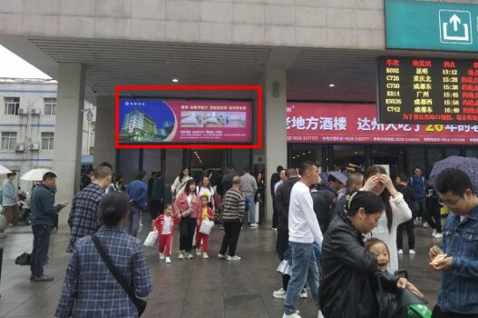 第一戶外傳媒-達州站-出站口外燈箱