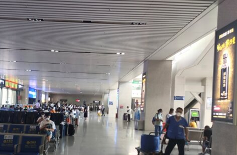 第一戶外傳媒-樂山站-一樓候車大廳立柱燈箱 