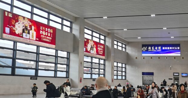 第一戶外傳媒-樂山站-二樓候車大廳墻面燈箱 