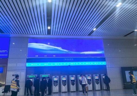 第一戶外傳媒-瀘州站-一樓售票廳墻面燈箱 