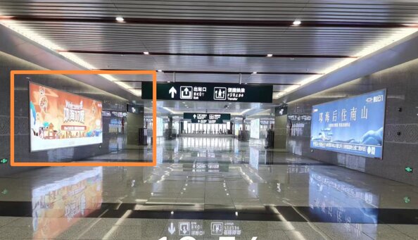 第一戶外傳媒-西昌西站-出站通道墻面燈箱