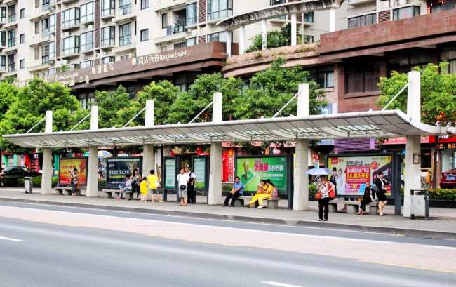 融入城市街頭風景，珠海候車亭廣告的本地化長效溝通策略