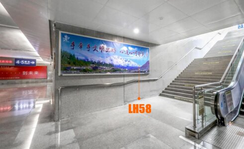 第一戶外傳媒-麗江站-F1層出發通道2/3站臺西面入口墻面燈箱 
